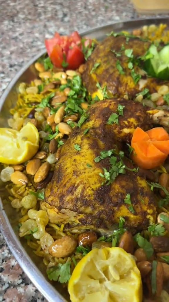 أرز بالدجاج واللوز والزبيب